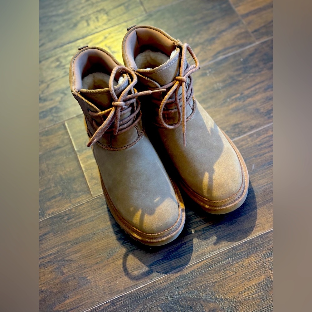 Like NEW Excellent Condition Ugg Neumel Hiker